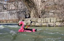 Tevere, animali fantastici, sotto ponte Fabricio a cavallo di autogonfiabili colorati