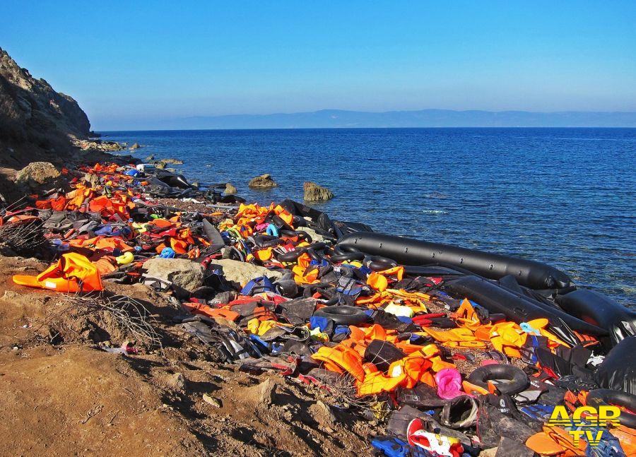 giubbotti salvataggio sulla costa siciliana arrivi di migranti foto pixabay
