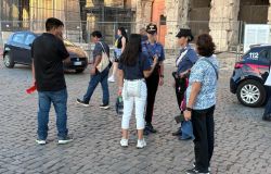 Roma, fermati 13 procacciatori abusivi di tour turistci, denunciato turista con drone sul Colosseo