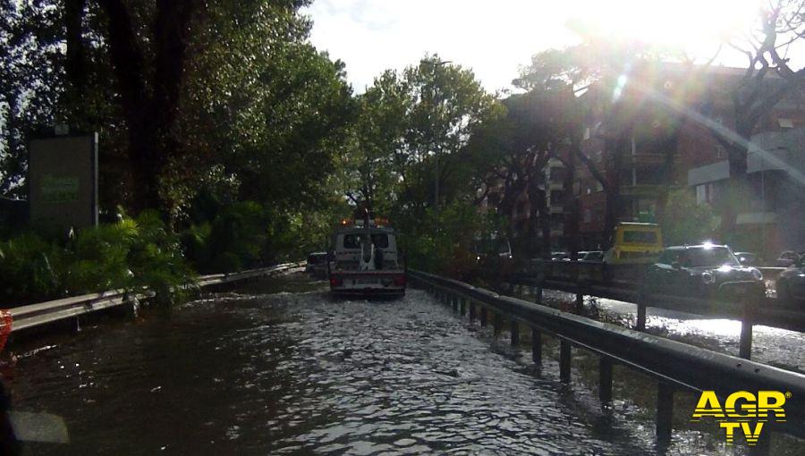 Ostia, le prime piogge paralizzano la circolazione, strade chiuse e garage  allagati, persino una chiesa finisce sott'acqua