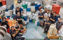 Sea Shepard i volontari a bordo tra i contenitori inplastica raccolti