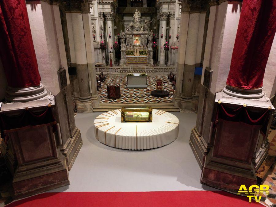 Urna San Pio X installata basilica Santa Maria a Venezia