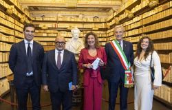 Il Ministro Sangiuliano alla Biblioteca Leopardi per la mostra: In purissimo azzurro
