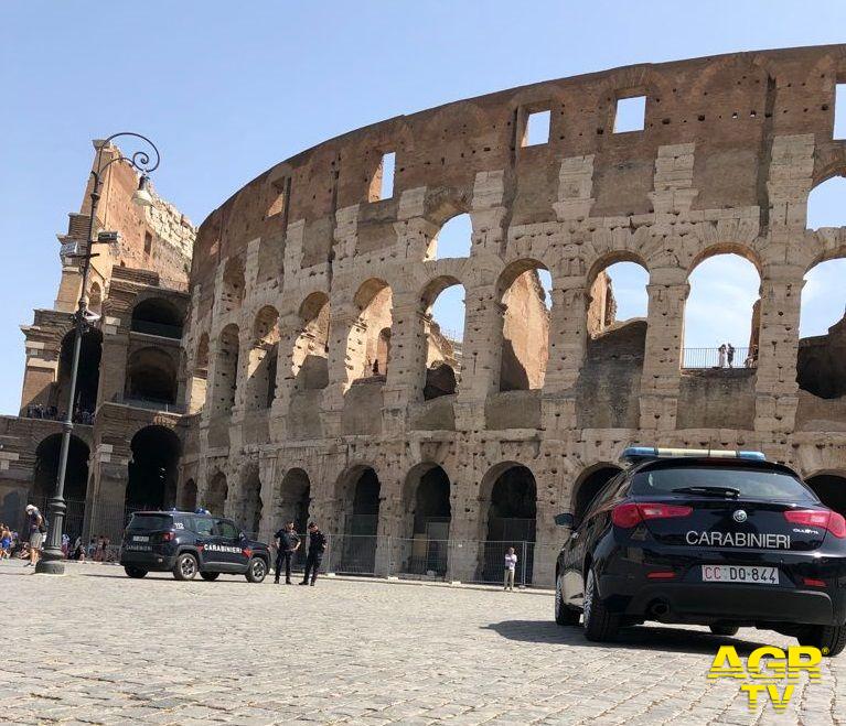 Carabinieri, controlli nell'area del Colosseo