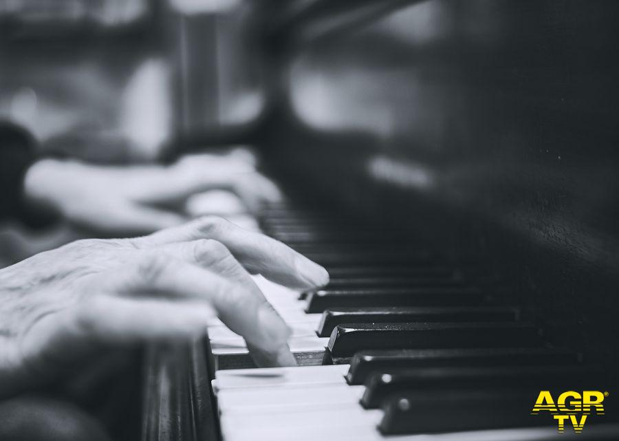 Suonare il pianoforte foto pixabay