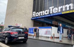 Roma, Piazza dei Cinquecento - Controlli dei Carabinieri