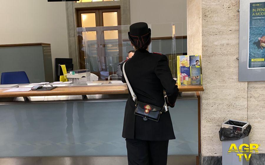 Carabinieri l'ufficio postale dove è avvenuto l'intervento dei carabinieri