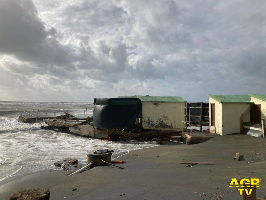 Ostia, piove sul bagnato, divieti di balneazione e concessioni, la questione è aperta