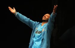 Napoli, Con la luce negli occhi omaggio a Maradona al teatro Serrra