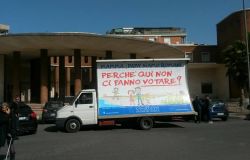 Ostia, la protesta dei residenti per l'esclusione dal voto per i Municipi