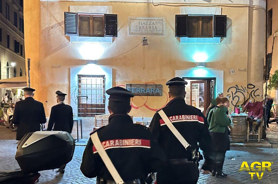 Roma Trastevere i controlli dei carabinieri nei vicoli del quartiere