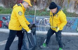 Roma, metro Battistini: raccolta rifiuti da parte dei Ministri Volontari di Scientology