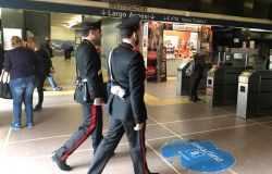 carabinieri controlli al centro per shopping