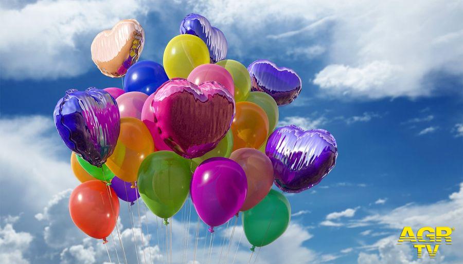 lancio palloncini foto pixabay