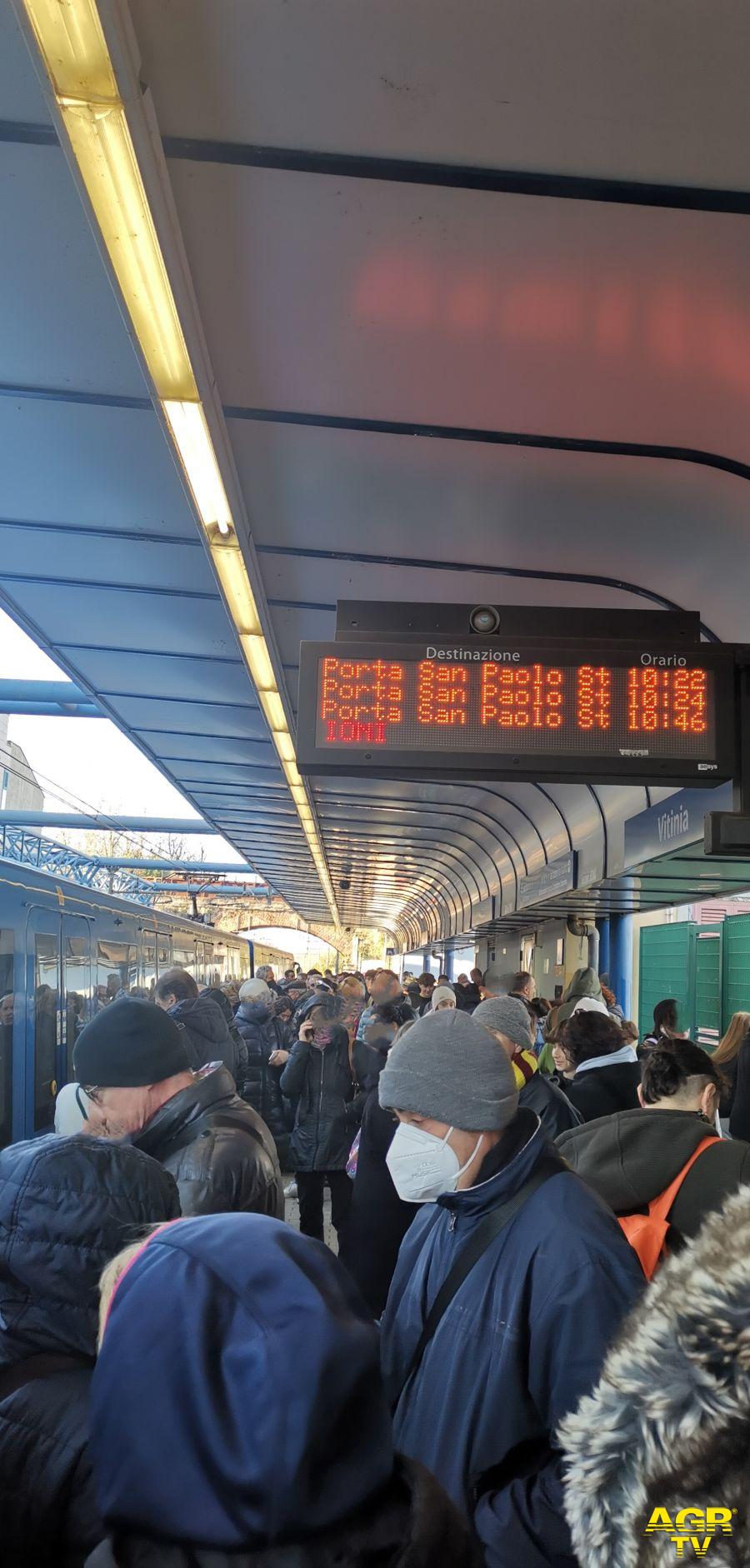 I pendolari scesi a Vitinia per il guasto del treno