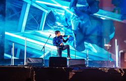 Il violinista “Jedi” Andrea Casta per la prima volta a Bologna con “The Space Violin - Visual Concert”