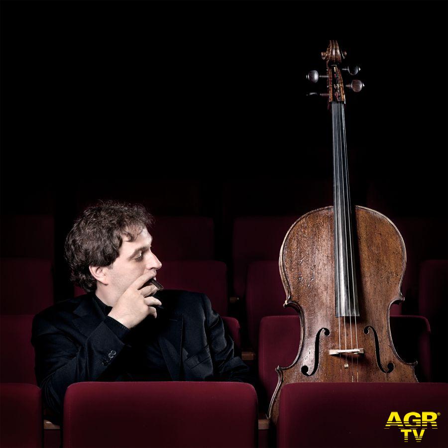 Enrico Bronzi ed il suo violoncello foto comunicato stampa