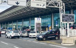 Carabinieri controlli in aereoporto