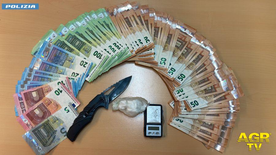 Polizia i soldi sequestrati ed il coltello utilizzato