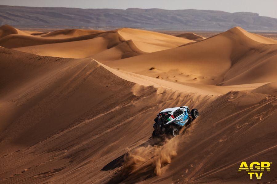 Rally Dakar l'auto di Rebecca Busi impegnata sulla dune