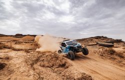 Rally Dakar l'auto di Rebecca Busi impegnata sulla dune