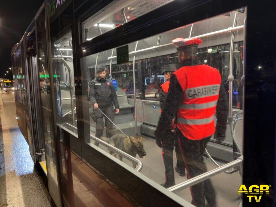 Carabinieri controlli antiborseggio sui mezzi pubblici