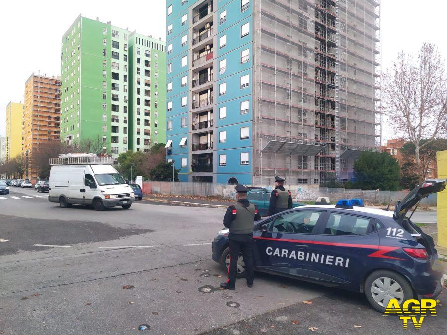 Carabinieri pattugliano il quartiere