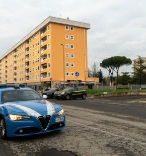 Roma, furti a bordo di auto e rapina, due arresti dopo scontri con gli agenti