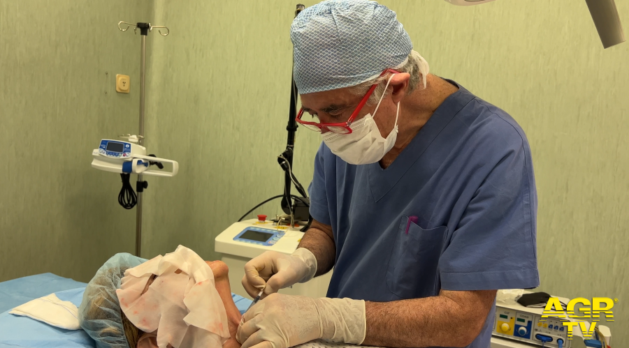 il dr.Ciro De Sio durante un intervento di medicina rigenerativa