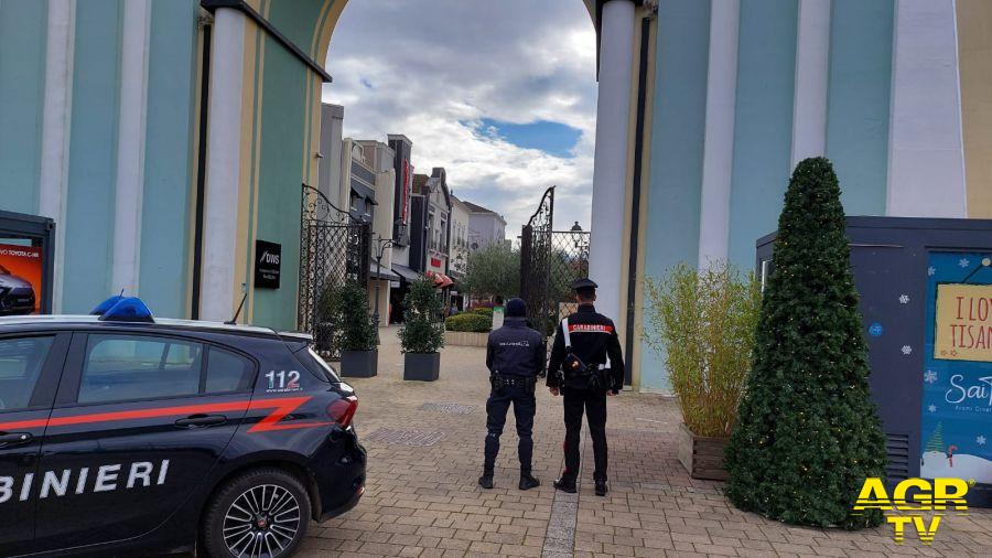 Carabinieri intervenuti all'Outlet di Valmontone per furto di abiti