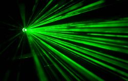 Roma, individuato il tifoso che con il laser disturbava i giocatori e l'autore del lancio della bottiglietta che ha colpito Bove, entrambi sono stati denunciati