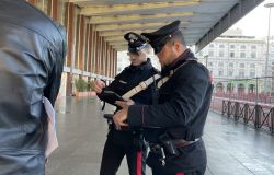 Roma Termini, tenta di rapinare una giovane che attende il bus, la ragazza reagisce, lui scappa, arrestato