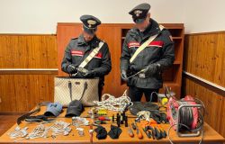 Santa Marinella, ladri non si fermano all'alt e riescono a fuggire, nel veicolo rinvenuta la refurtiva