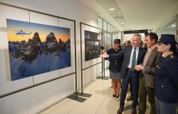 La mostra “Le Ali della Polizia” atterra all’aeroporto di Firenze con 16 gigantografie di Massimo Sestini