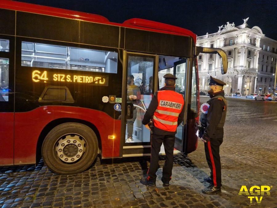 Carabinieri controlli in cenbtro e sui bus Atac a Roma