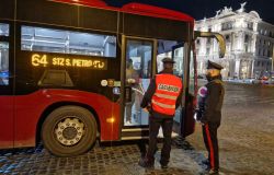 Roma Termini, ferisce con delle forbici un tassista ad una mano per rubargli il marsupio, arrestato