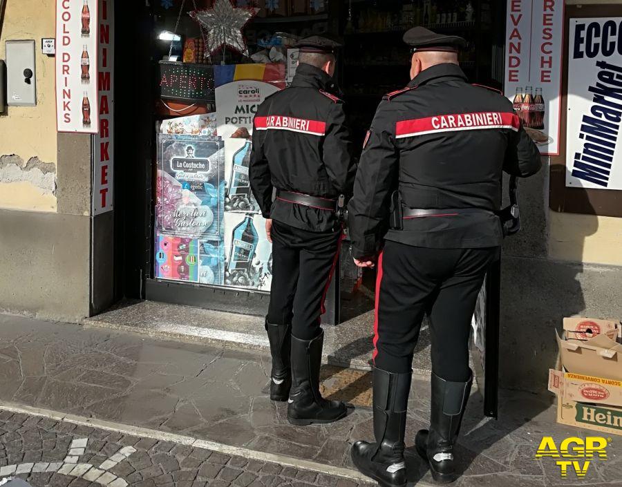 Carabinieri controlli in periferia ingresso in esercizio commerciale