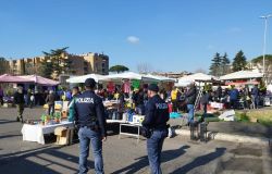 Polizia controlli San Basilio mercato esterno