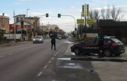 Pomezia, arrestata coppia mentre forzava in piena notte la serranda di un minimarket per rubare