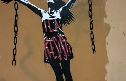 Street art, nuova opera dell'artista Laika dinanzi all'ambasciata d'Ungheria dedicata a Ilaria Salis