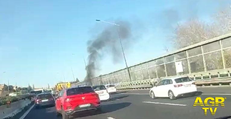 GRA: Auto in fiamme  sulla corsia interna