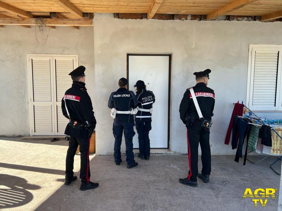 Ardea Carabinieri e polizia locale nel corso del sequestro dell'immobile