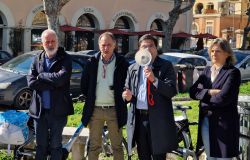 Sit in di Azione ad Ostia per la sicurezza stradale - Alessio D'Amato con il megafono