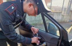 Carabinieri droga sequestrata nella portiera auto Acilia