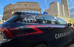 Carabinieri una pattuglia nel centro storico dinanzi al Colosseo furti e borseggi