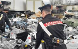 Guidonia, trovato deposito di pezzi di ricambio di auto rubati, denunciato 40enne egiziano per riciclaggio