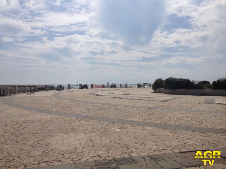 Ostia, piazzale della Colombo inagibile