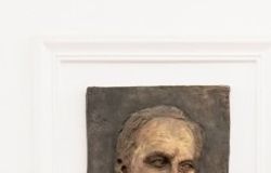 il bassorilievo in bronzo raffigurante Nicola Calipari negli uffici della Questura