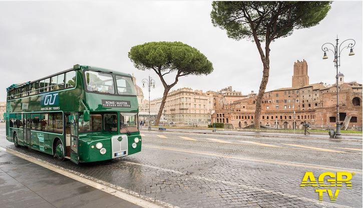 Un bus londinese per le vie di Roma