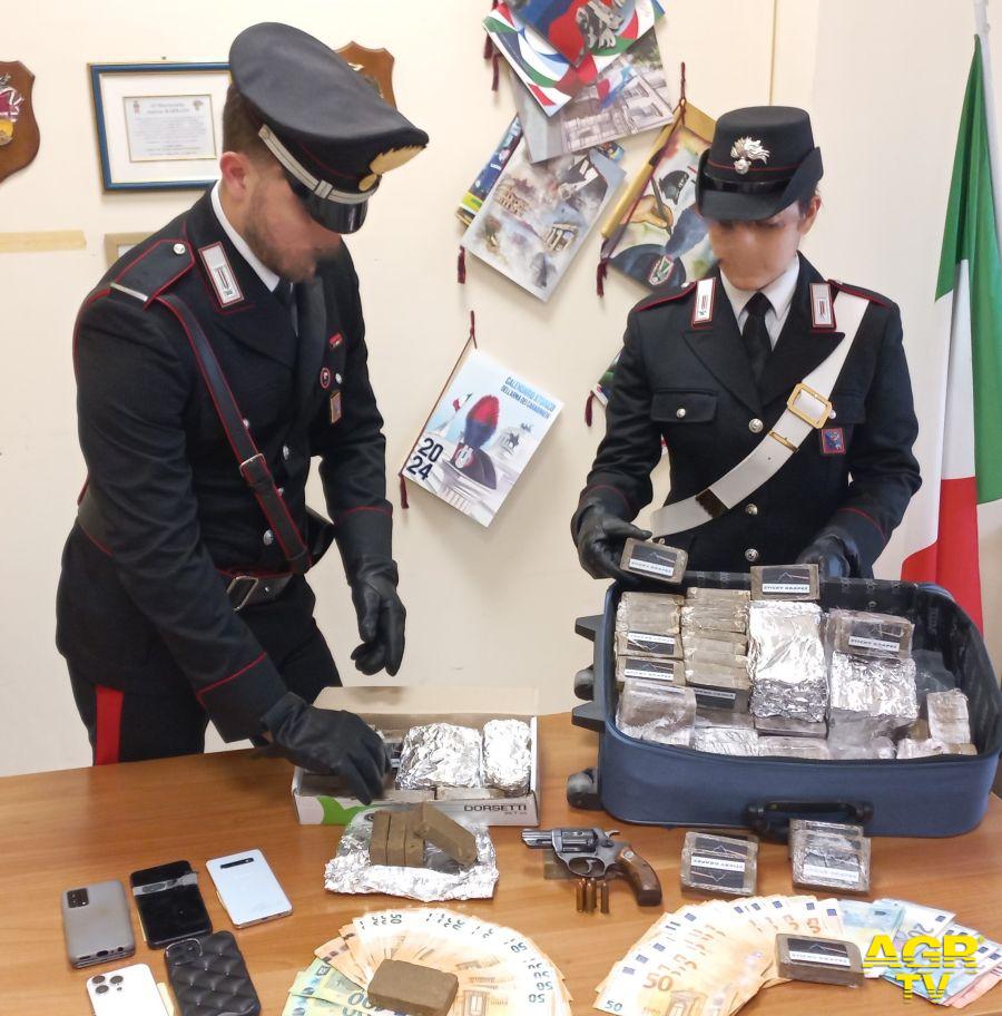 Carabinieri la droga e la pistola sequestrata dai militari